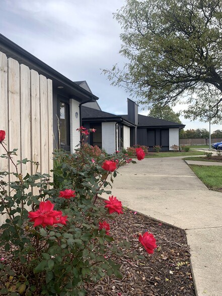 More Photos Of 17500-17516 S Carriageway Dr, Hazel Crest Office For Sale