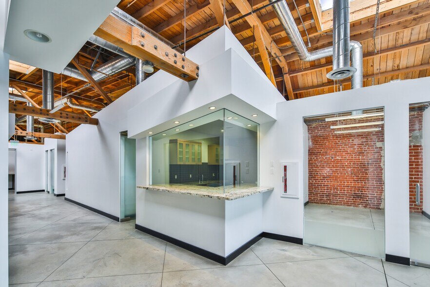 More Photos Of 1319-1321 W 11th St, Los Angeles Showroom For Sale