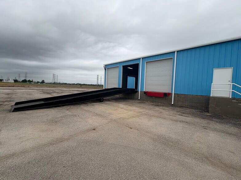 More Photos Of 2001 Zapata St, Freeport Manufacturing For Lease