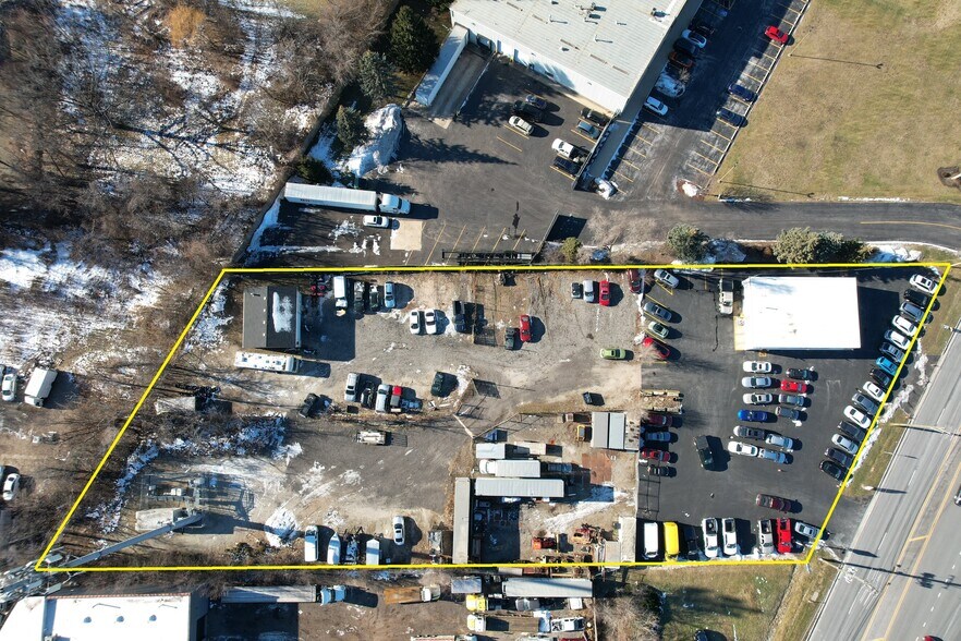 More Photos Of 25W319 Lake St, Roselle Showroom For Sale