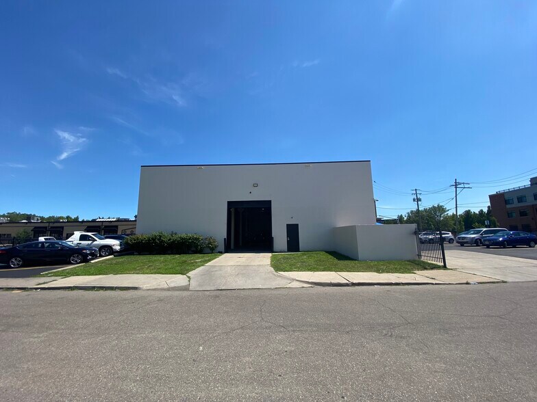 More Photos Of 3250 Franklin St, Detroit Office For Lease