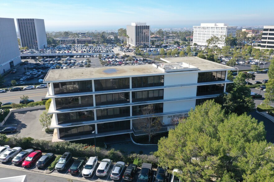 More Photos Of 567 San Nicolas Dr, Newport Beach Office For Lease