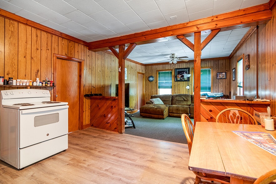 More Photos Of 104 Canal St, Blackstone Bar For Sale