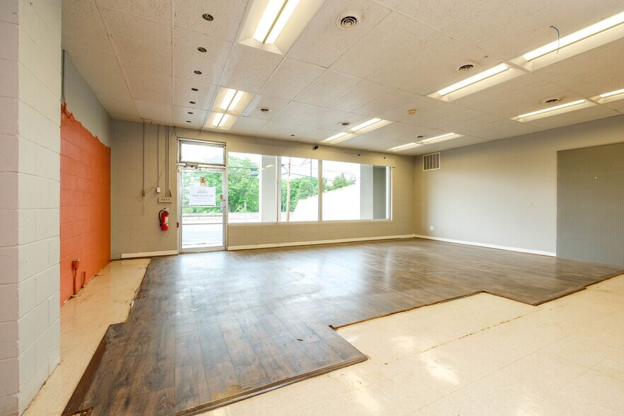More Photos Of 902 Richmond Ave, Staunton General Retail For Sale