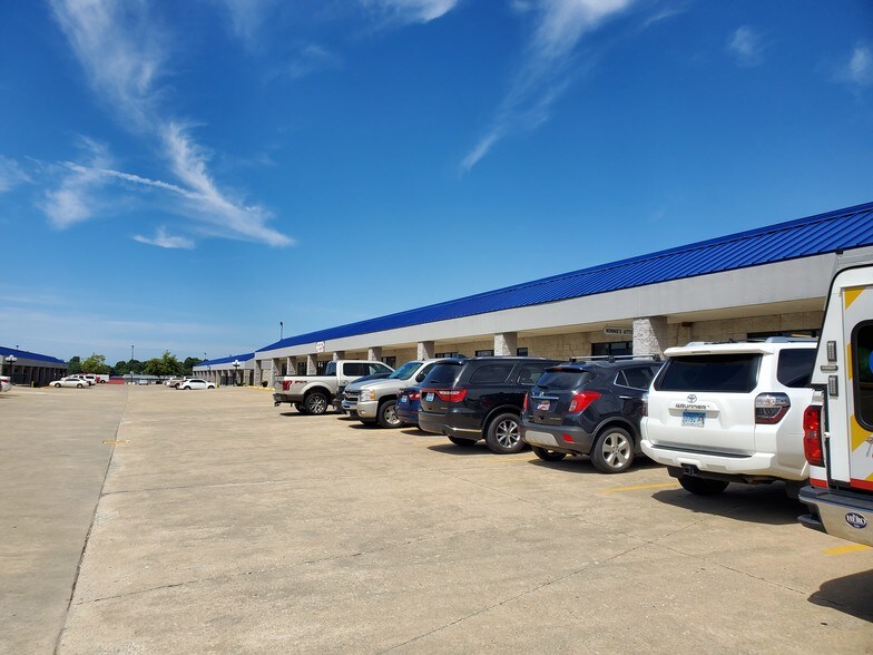 More Photos Of 385 Outlet Ave, Eddyville Unknown For Lease