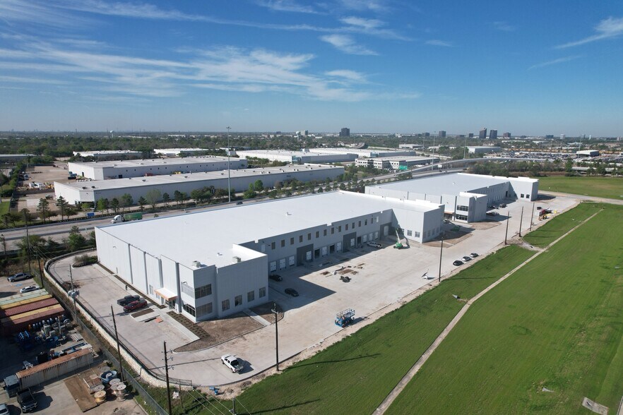 More Photos Of 16410 Central Green Blvd, Houston Warehouse For Lease