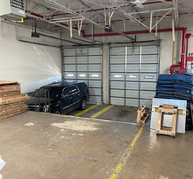 More Photos Of 1330 Turtle Creek Blvd, Dallas Distribution For Lease