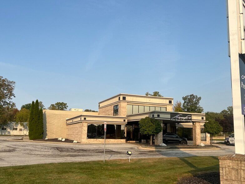 More Photos Of 1102-1200 Gratiot Blvd, Marysville Unknown For Lease