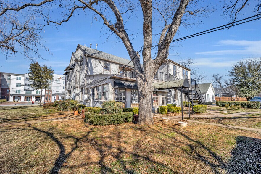 More Photos Of 808 W Abram St, Arlington Freestanding For Sale