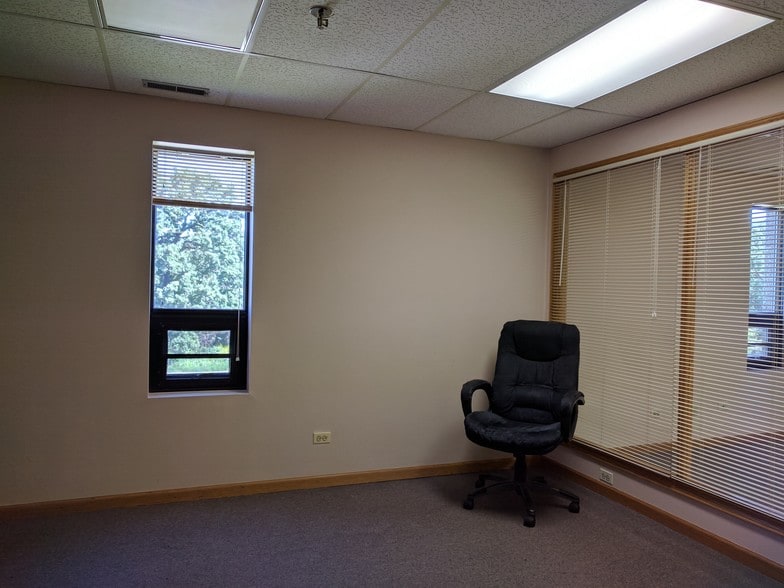 More Photos Of 400 N Schmidt Rd, Bolingbrook Office For Lease