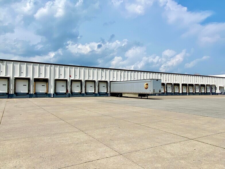 More Photos Of 333 S Franklin Rd, Indianapolis Warehouse For Lease