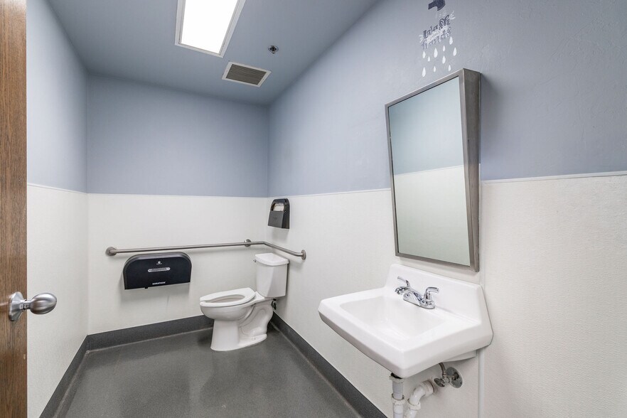 More Photos Of 744 SE 25th St, Oklahoma City Medical For Lease