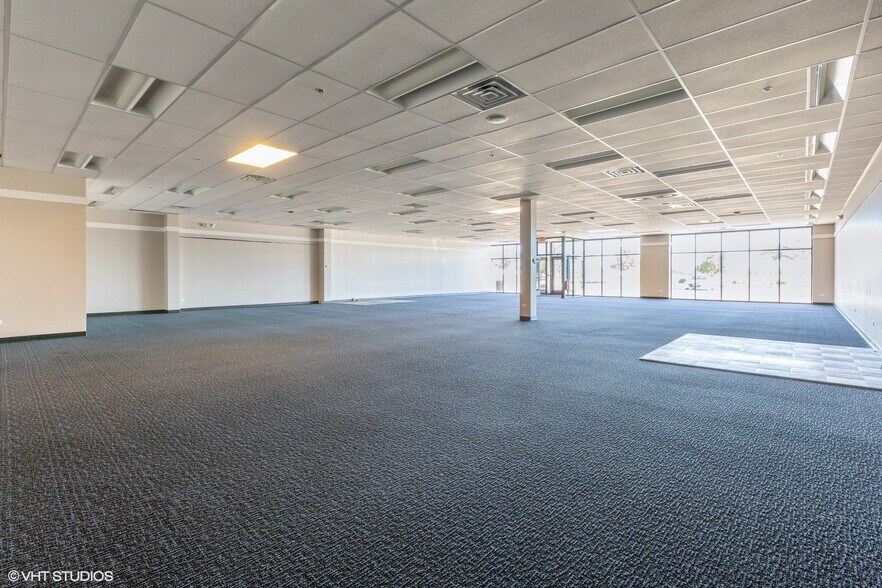 More Photos Of 1852-1866 Towne Centre Dr, North Aurora General Retail For Lease