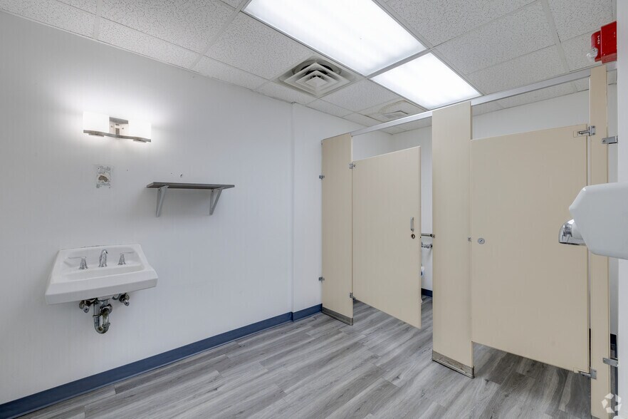 More Photos Of 235 New York Dr, Fort Washington Light Manufacturing For Lease