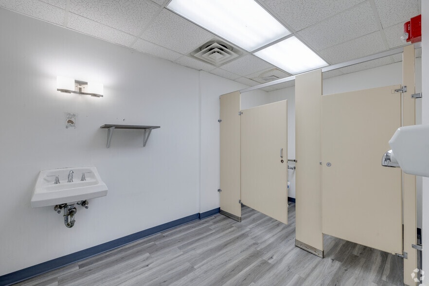 More Photos Of 235 New York Dr, Fort Washington Light Manufacturing For Lease