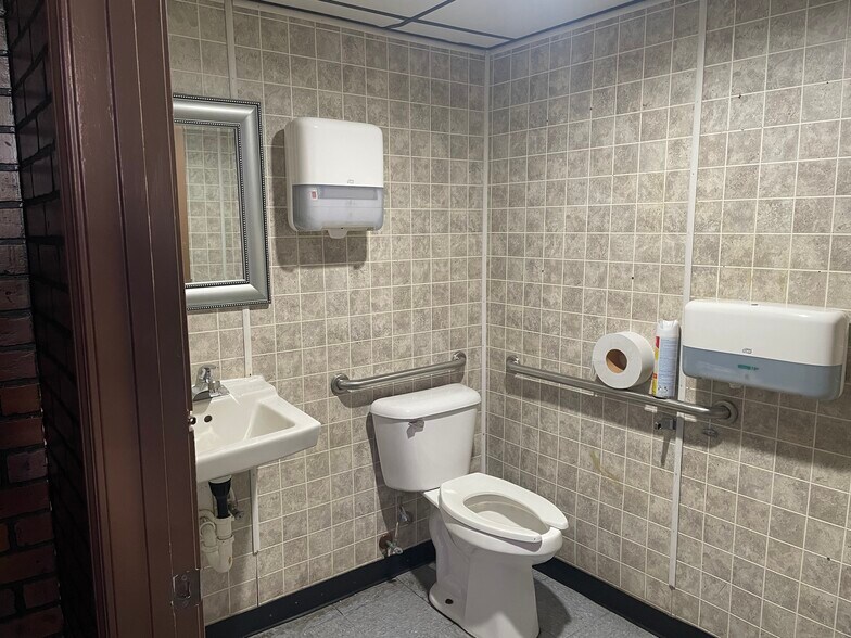 More Photos Of 6891 S Highland Blvd, Grifton Restaurant For Sale