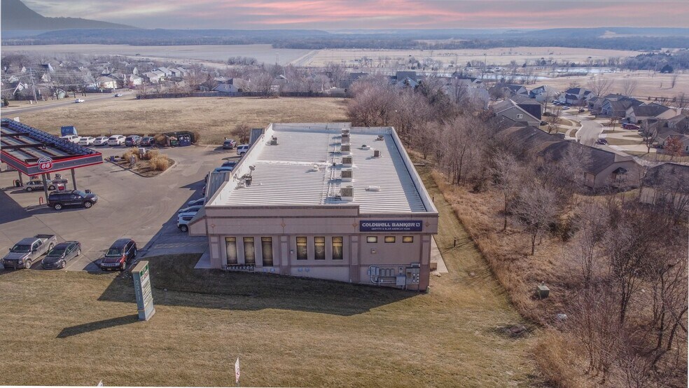More Photos Of 2311 Wakarusa Dr, Lawrence Freestanding For Lease