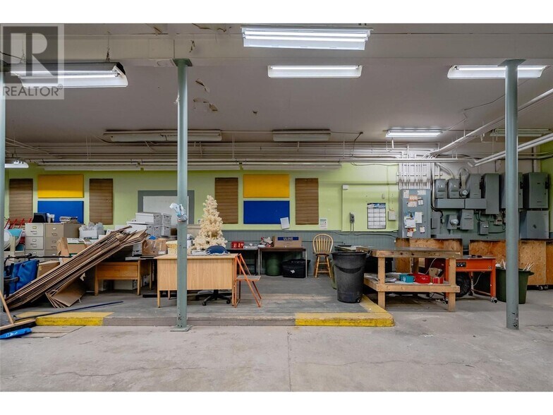 More Photos Of 1163 Cedar Av, Trail Storefront Retail Office For Sale