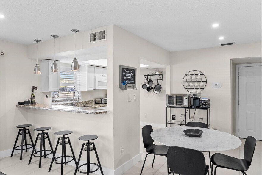 More Photos Of 439 Causeway Blvd, Dunedin Office For Sale