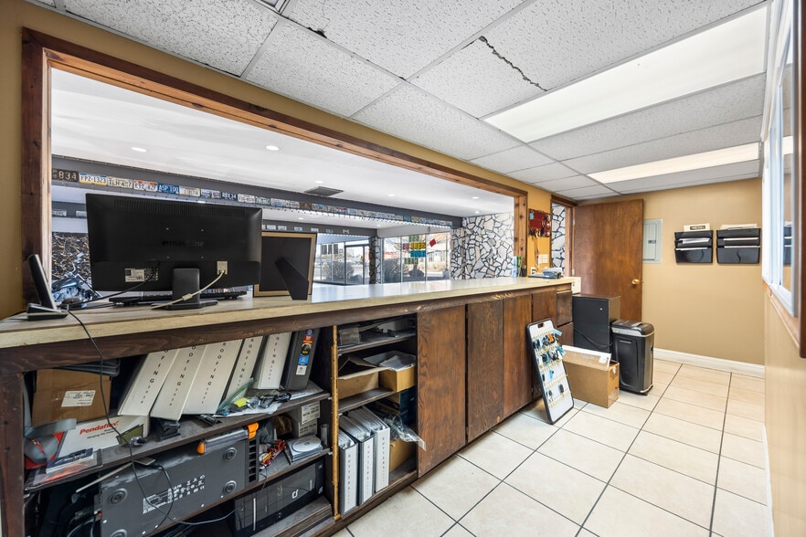 More Photos Of 518 W Columbia Dr, Kennewick Storefront Retail Office For Lease