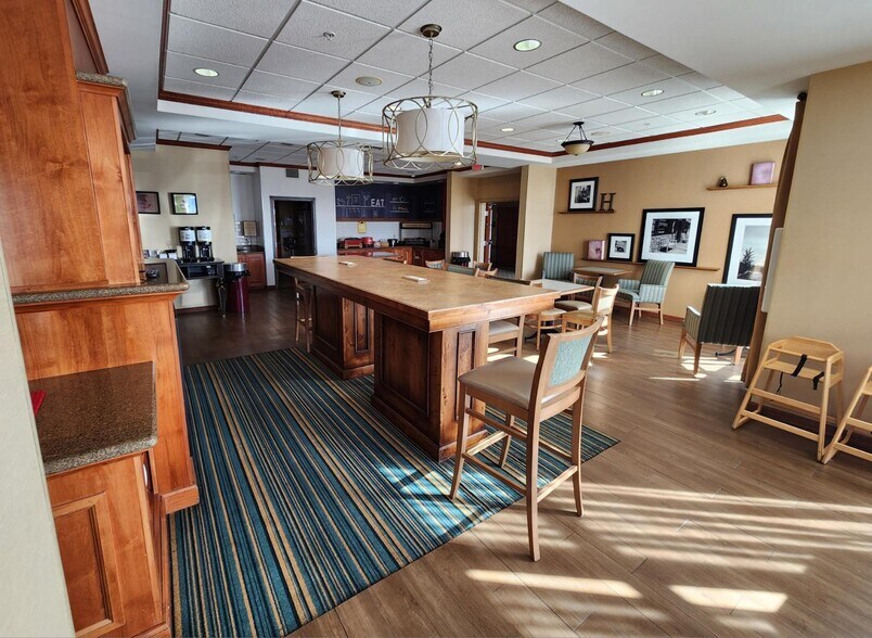 More Photos Of 102 McCormick Pky, Canon City Hotel For Sale