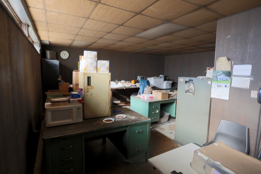 More Photos Of 633 Fellows Ave, Hanover Township Warehouse For Sale