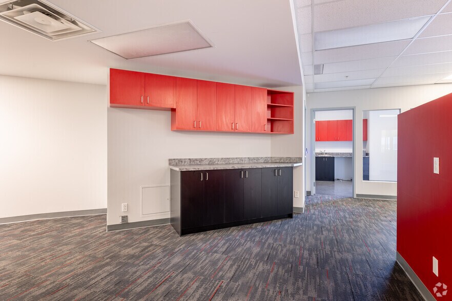 More Photos Of 4451-4479 Laval Aut W, Laval Showroom For Lease