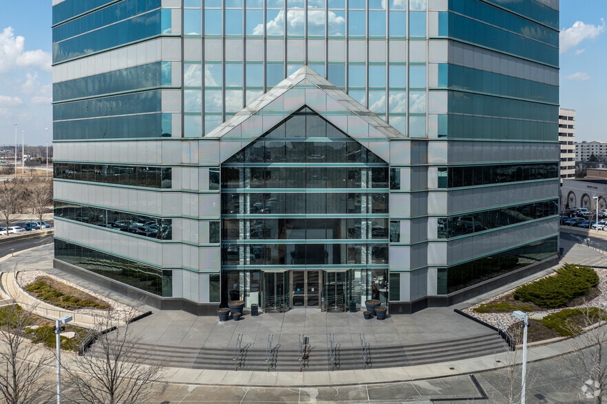 More Photos Of 1 Tower Ln, Oakbrook Terrace Office For Lease