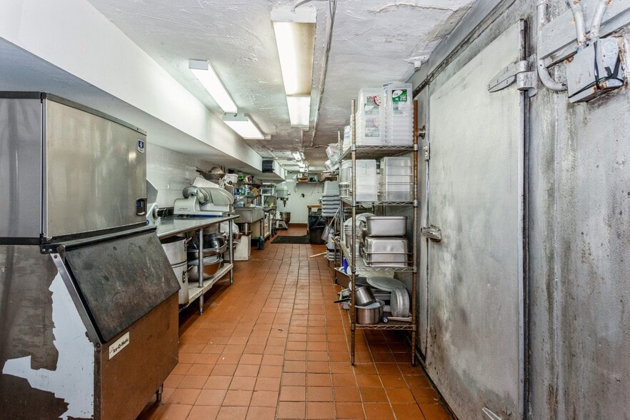 More Photos Of 17801-17805 Union Tpke, Fresh Meadows Storefront For Lease