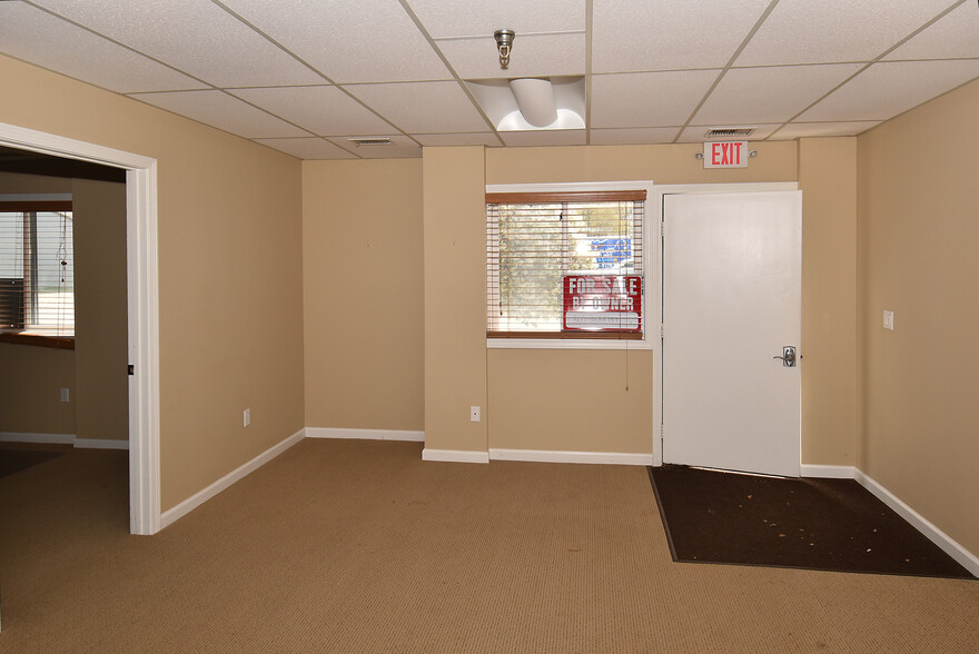 More Photos Of 400 Chapel Rd, South Windsor Light Manufacturing For Sale