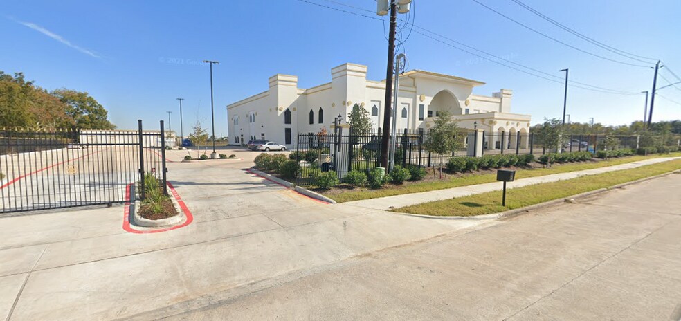 More Photos Of 951 Tristar Dr, Webster Office For Lease