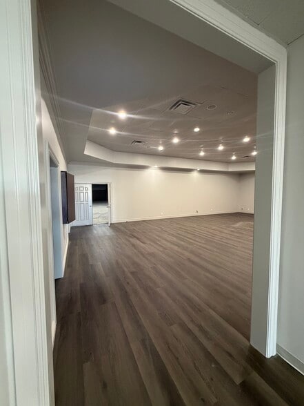 More Photos Of 10934 E 55th Pl, Tulsa Distribution For Lease