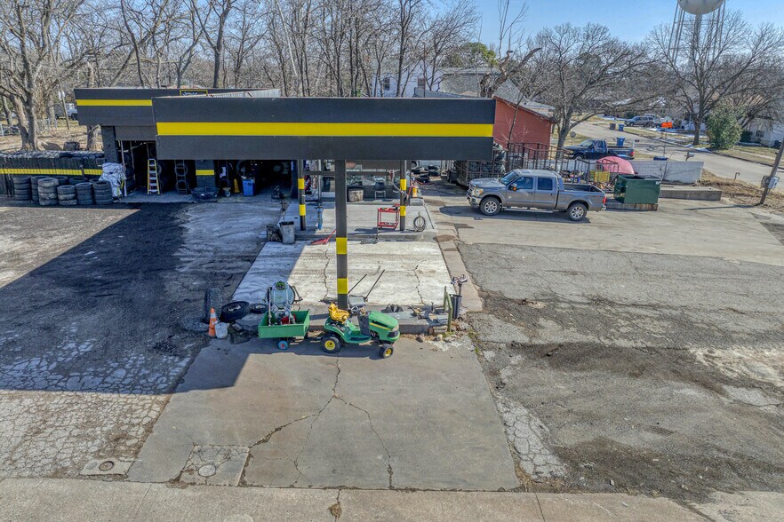 More Photos Of 1320 S Austin Ave, Denison General Retail For Sale
