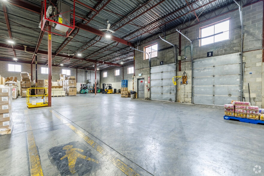 More Photos Of 825 Rue Tecumseh, Dollard-des-Ormeaux Warehouse For Lease