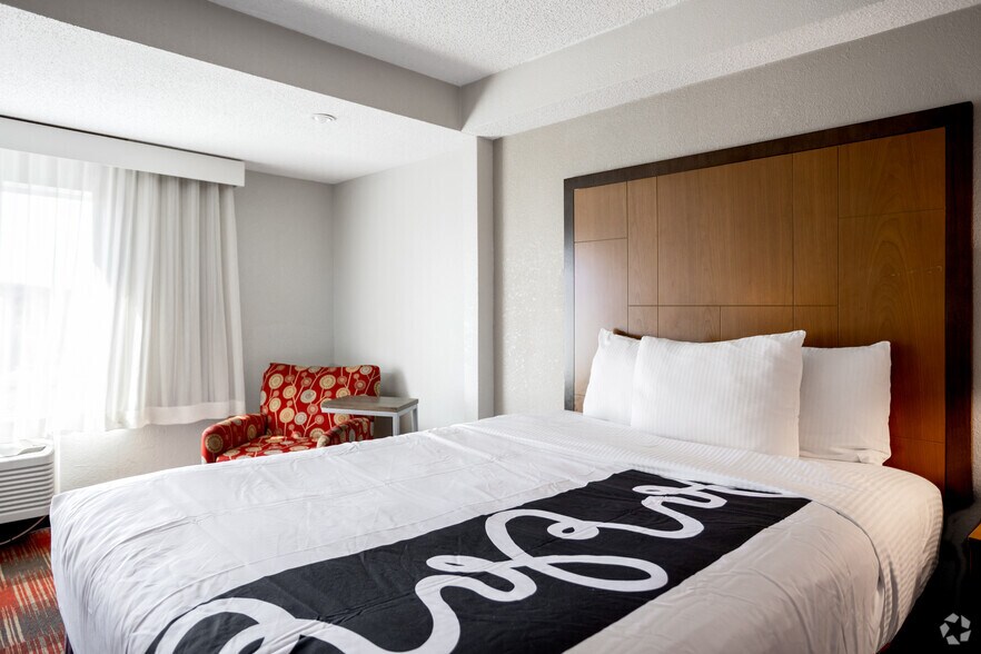 More Photos Of 55 Hampton Park Blvd, Capitol Heights Hotel For Sale