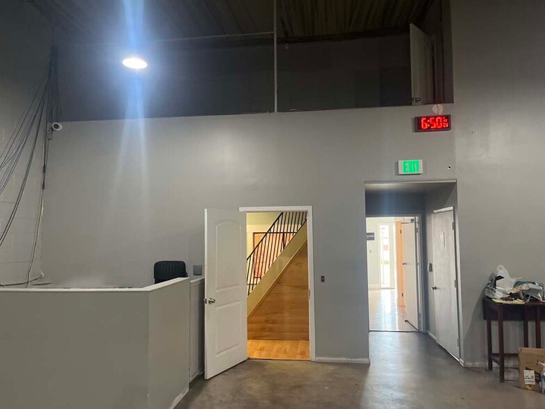 More Photos Of 747 Milford St, Glendale Warehouse For Lease