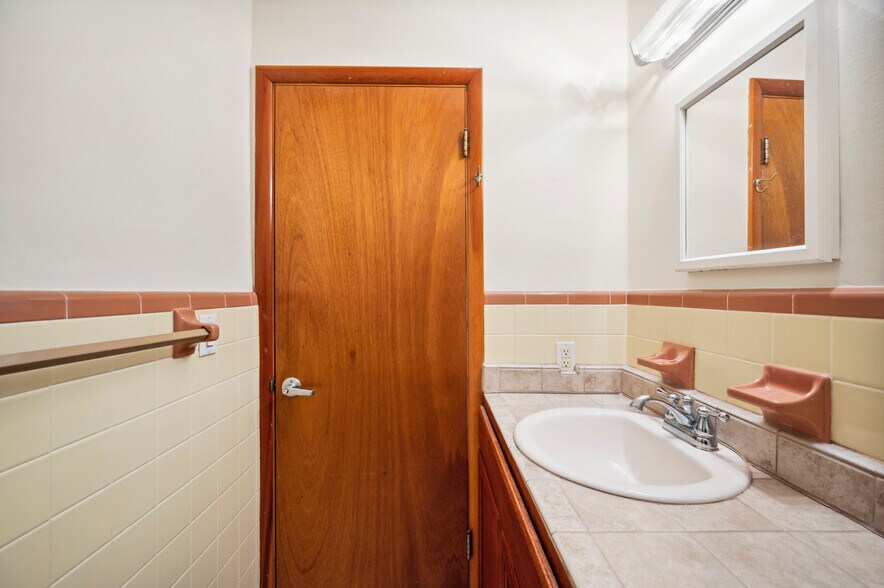 More Photos Of 304 Doris Dr, Lakeland Medical For Sale