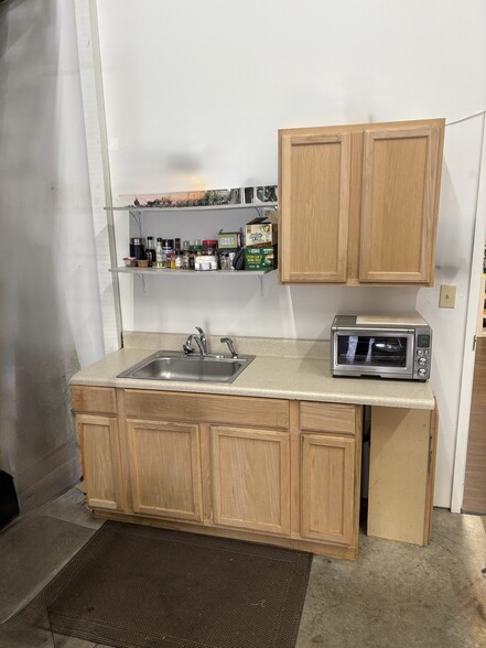 More Photos Of 2612 Larch Ln, Mount Pleasant Flex For Lease