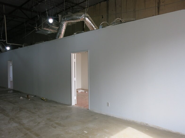 More Photos Of 10969 Shady Trl, Dallas Light Distribution For Lease