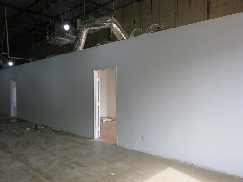 More Photos Of 10969 Shady Trl, Dallas Light Distribution For Lease