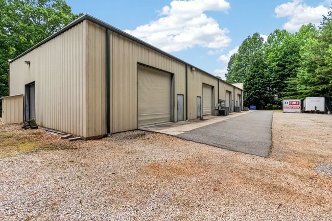 More Photos Of 119 Magnolia Park Dr, Mooresville Showroom For Sale