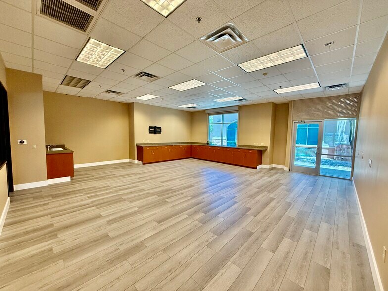 More Photos Of 15255 N 40th St, Phoenix Medical For Lease
