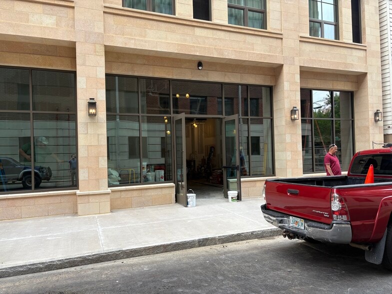 More Photos Of 220 E Bryan St, Savannah Hotel For Lease