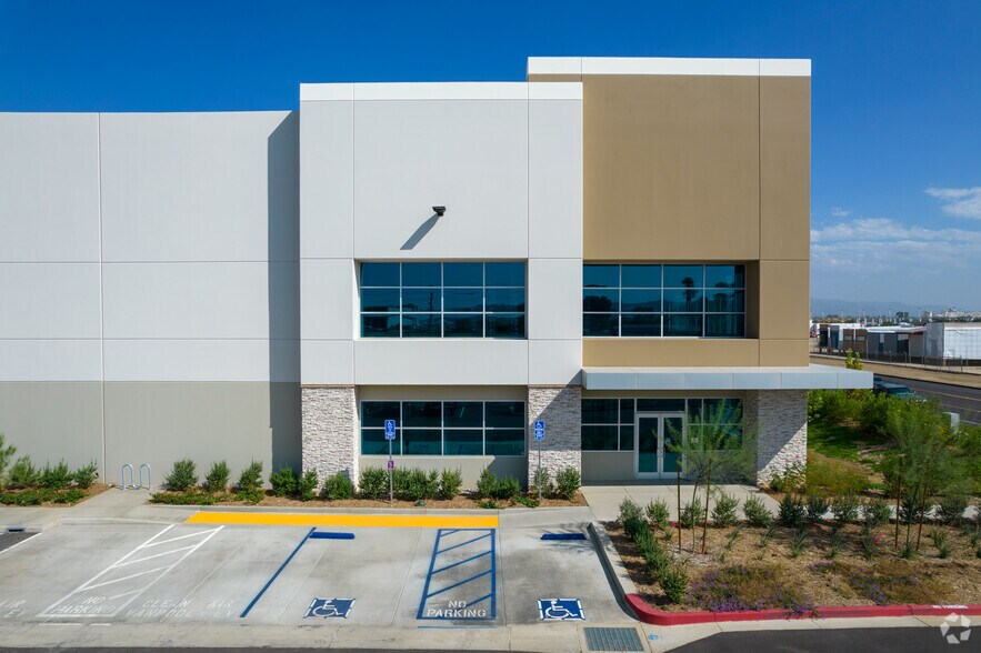 More Photos Of 100 W Walnut Ave, Perris Distribution For Lease