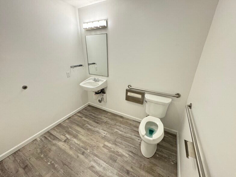 More Photos Of 909 Prospect St, La Jolla General Retail For Lease