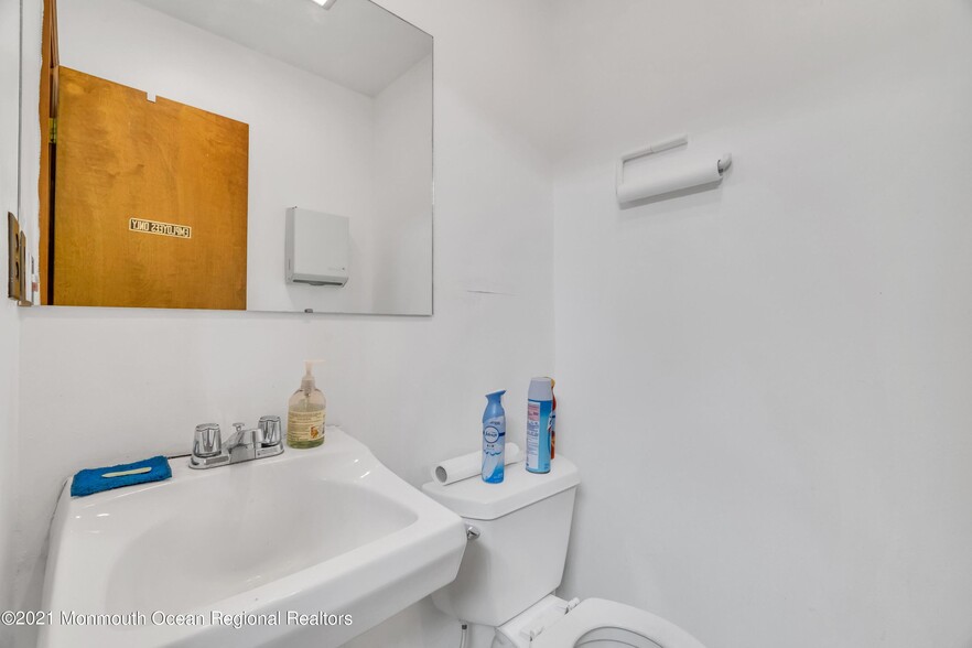 More Photos Of 2101 Lake Rd, Manchester Medical For Sale