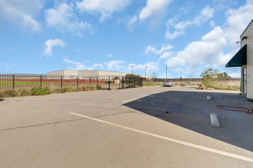 More Photos Of 991 Industrial Way, King City Warehouse For Sale