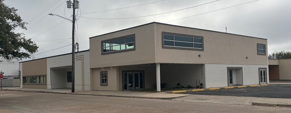 More Photos Of 302 W Defee Ave, Baytown Specialty For Sale