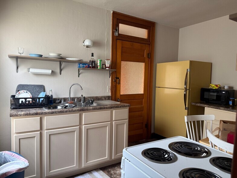 More Photos Of 218 Commercial Ave, Wallace Hotel For Sale