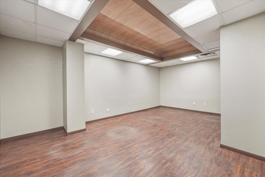 More Photos Of 905 E Broad St, Forney Manufacturing For Lease